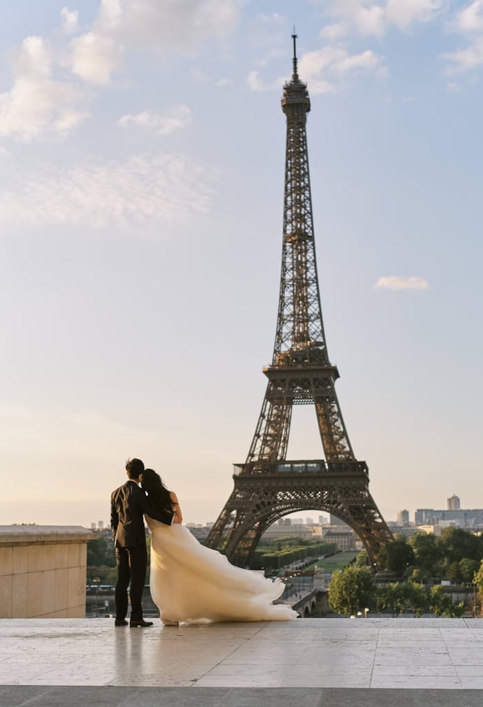 Bride and groom's pre-wedding photo at Eiffel Tower